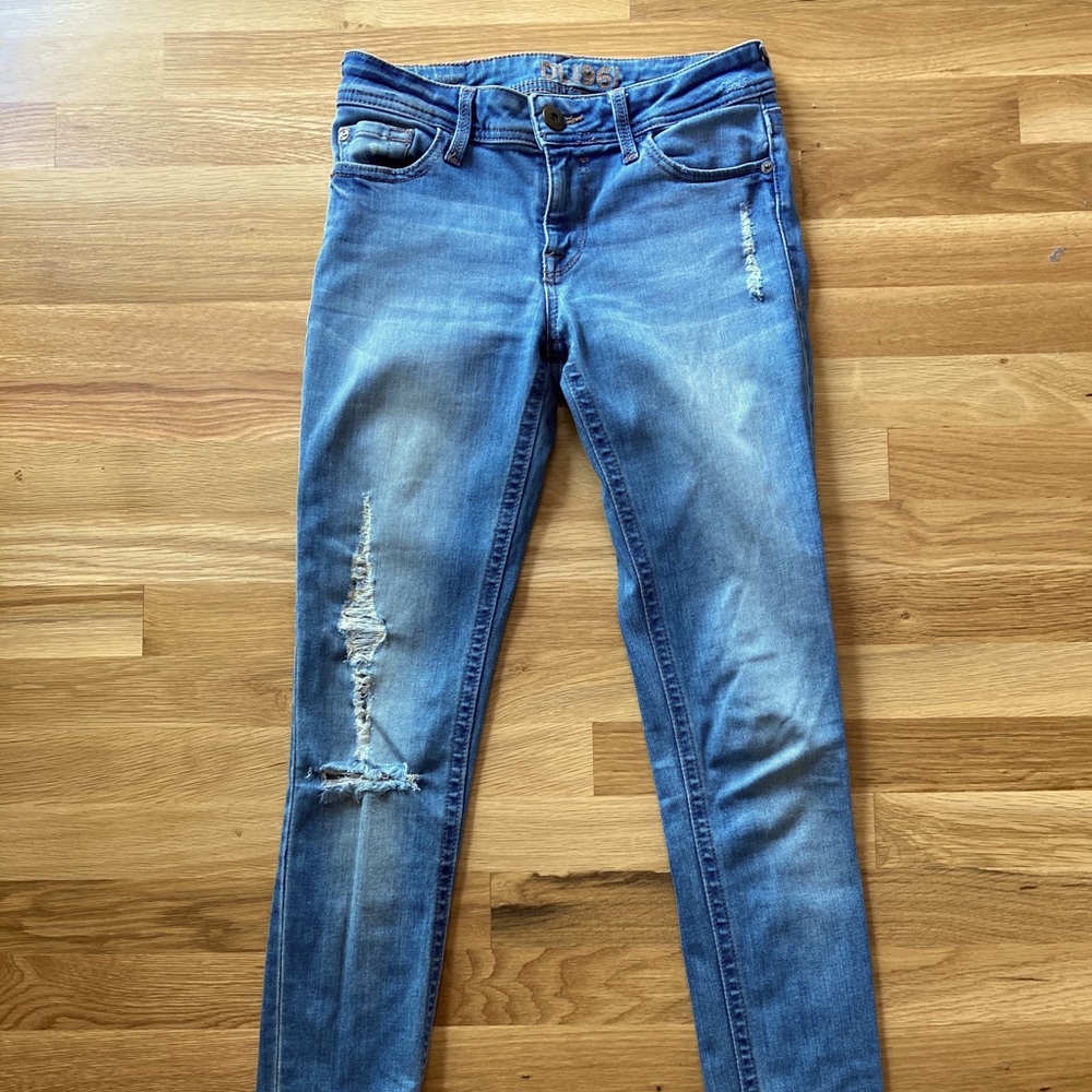 Women’s skinny jeans with distressed knee